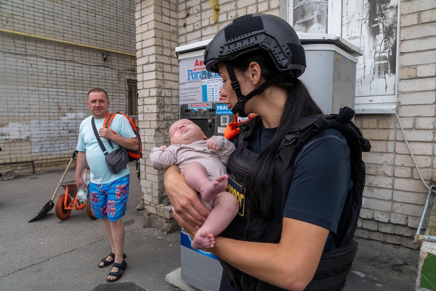 Un soccorritore porta in salvo un neonato dopo che un edificio residenziale è stato colpito in seguito all'attacco con droni sferrato dalla Russia a Kharkiv, in Ucraina, domenica 9 agosto 2026. (AP Photo/Andrii Marienko) (APN)