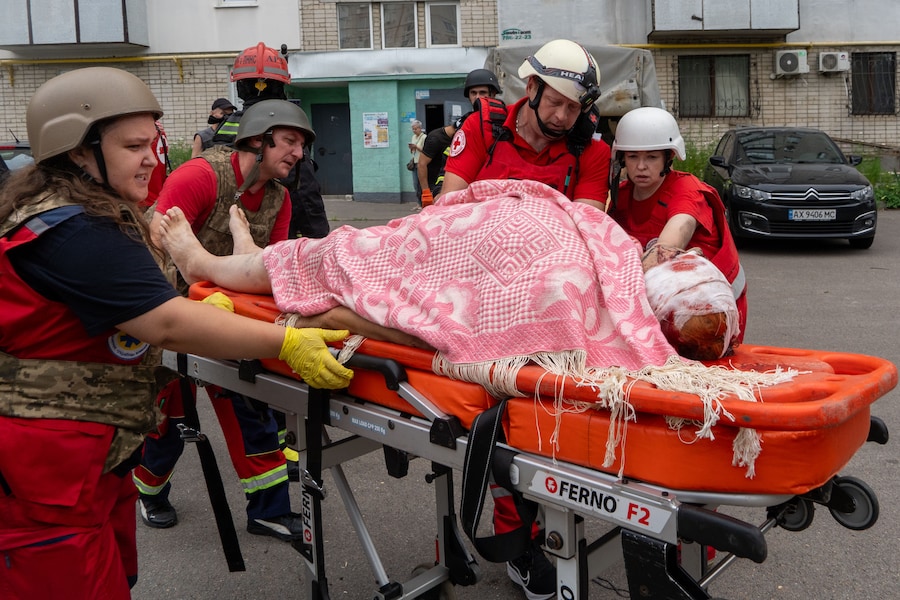 I soccorritori evacuano un civile ferito dopo che un edificio residenziale è stato colpito in seguito all'attacco con droni sferrato dalla Russia a Kharkiv, in Ucraina, domenica 9 agosto 2026. (AP Photo/Andrii Marienko) (APN)