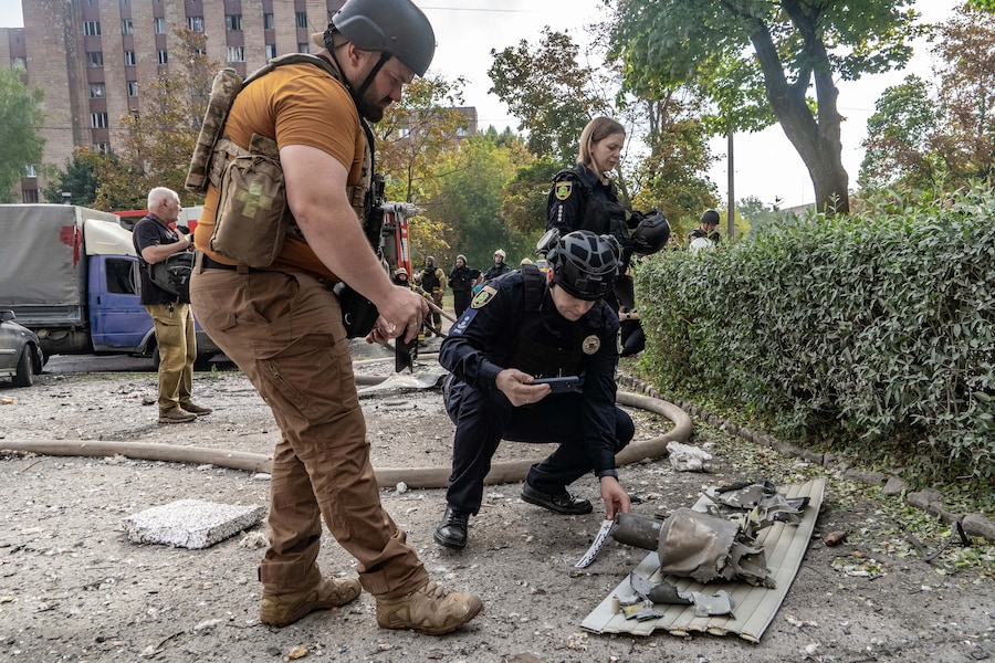 Agenti di polizia esaminano i frammenti di un drone russo dopo un attacco aereo contro un edificio residenziale a Kharkiv, in Ucraina, domenica 9 agosto 2026. (AP Photo/Andrii Marienko) (APN)