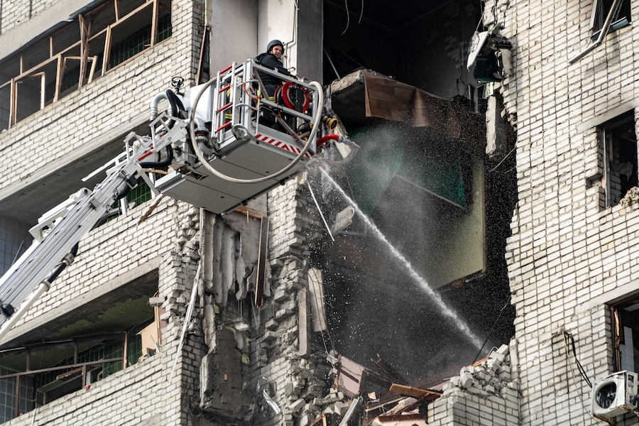 I vigili del fuoco hanno spento un incendio divampato in un edificio residenziale colpito da un attacco con droni sferrato dalla Russia a Kharkiv, in Ucraina, domenica 9 agosto 2026. (AP Photo/Andrii Marienko) (APN)