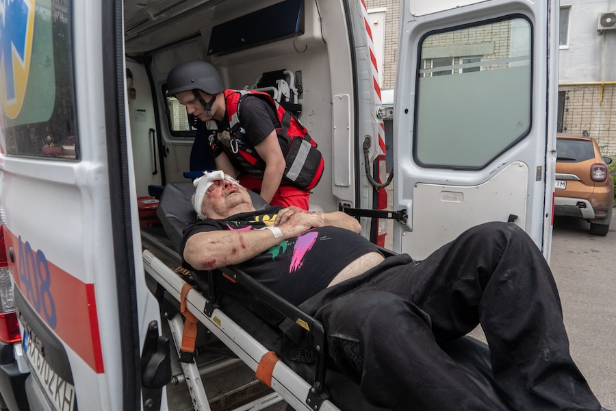 I soccorritori evacuano un civile ferito dopo che un edificio residenziale è stato colpito in seguito all'attacco con droni sferrato dalla Russia a Kharkiv, in Ucraina, domenica 9 agosto 2026. (AP Photo/Andrii Marienko) (APN)