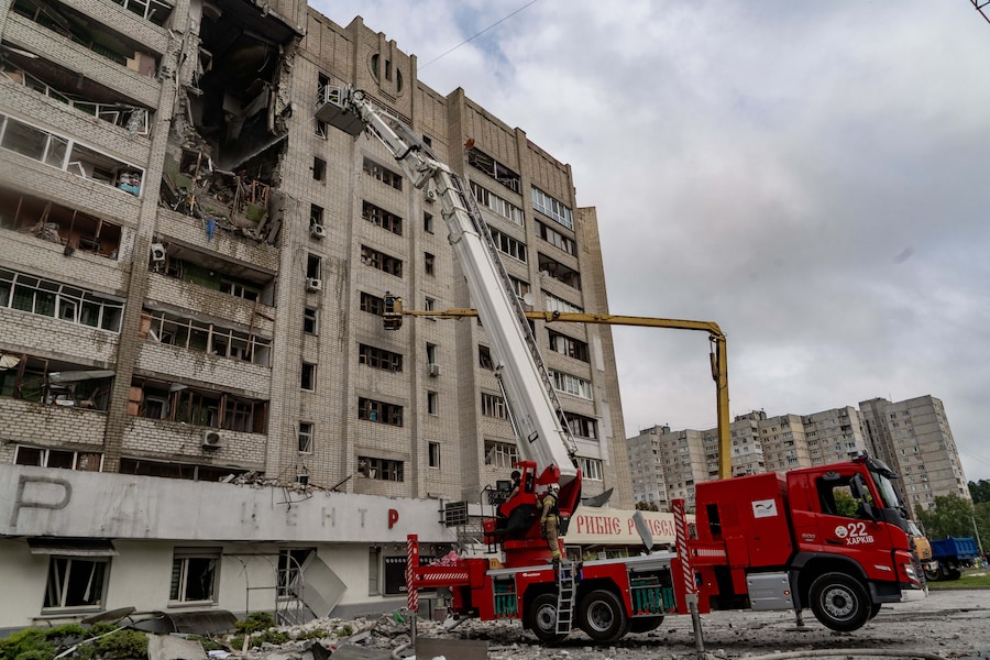 I vigili del fuoco hanno spento un incendio divampato in un edificio residenziale colpito dall'attacco con droni sferrato dalla Russia a Kharkiv, in Ucraina, domenica 9 agosto 2026. (Foto AP/Andrii Marienko) (APN)