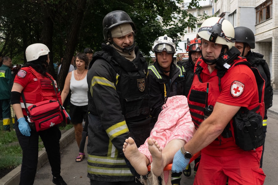 I soccorritori evacuano un civile ferito dopo che un edificio residenziale è stato colpito in seguito all'attacco con droni sferrato dalla Russia a Kharkiv, in Ucraina, domenica 9 agosto 2026. (AP Photo/Andrii Marienko) Associated Press / LaPresse Solo Italia e Spagna (APN)