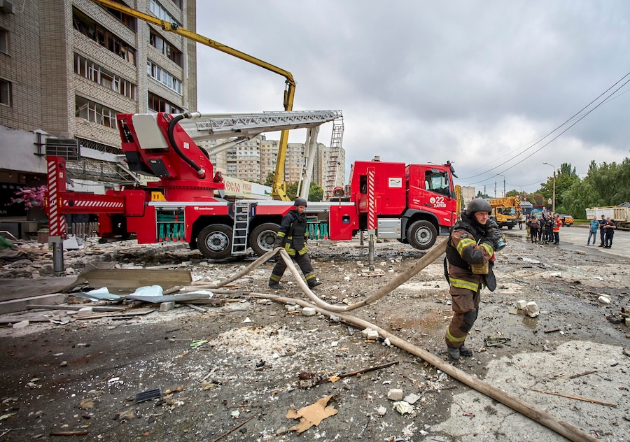I soccorritori ucraini operano sul luogo di un attacco russo contro un grattacielo residenziale a Kharkiv, in Ucraina, il 9 agosto 2026, nel corso dell’invasione russa. Secondo il Servizio statale di emergenza, almeno una persona è rimasta uccisa e 27 sono rimaste ferite, tra cui un bambino, in seguito a un attacco russo a Kharkiv. EPA/SERGEY KOZLOV (EPA)