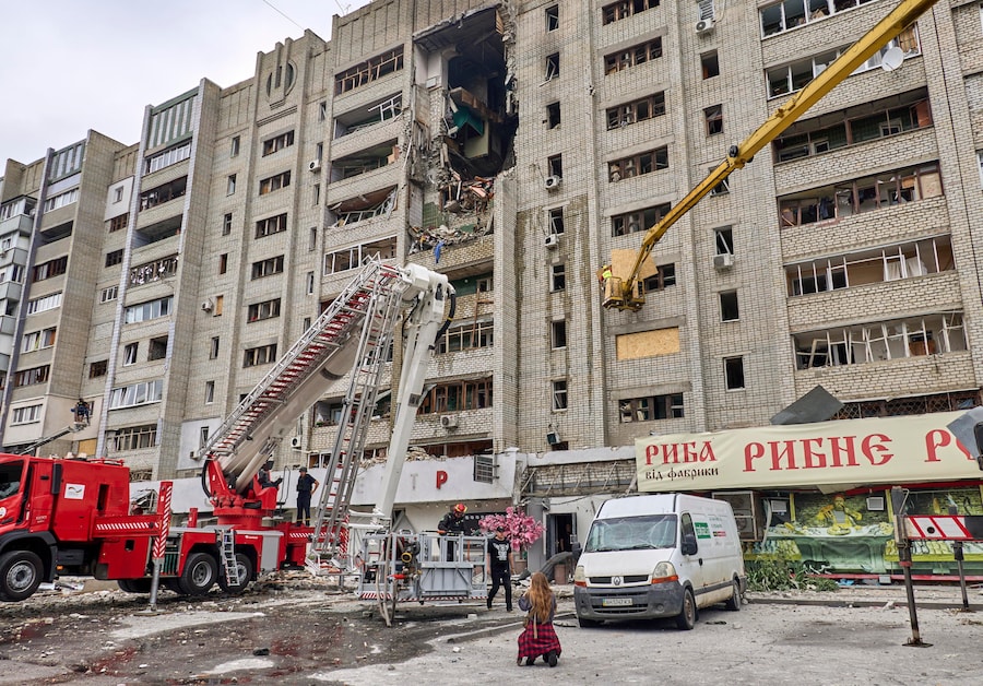 I soccorritori ucraini operano sul luogo di un attacco russo contro un edificio residenziale a molti piani a Kharkiv, in Ucraina, il 9 agosto 2026, nel corso dell’invasione russa. Secondo il Servizio statale di emergenza, almeno una persona è rimasta uccisa e 27 sono rimaste ferite, tra cui un bambino, in seguito a un attacco russo a Kharkiv. EPA/SERGEY KOZLOV (EPA)