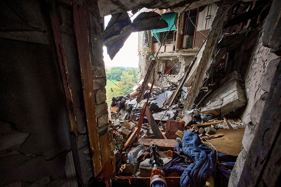 Il luogo in cui si è verificato un attacco russo contro un edificio residenziale a molti piani a Kharkiv, in Ucraina, il 9 agosto 2026, nel corso dell’invasione russa. Secondo il Servizio statale di emergenza, almeno una persona è rimasta uccisa e 27 sono rimaste ferite, tra cui un bambino, in seguito a un attacco russo a Kharkiv. EPA/SERGEY KOZLOV (EPA)