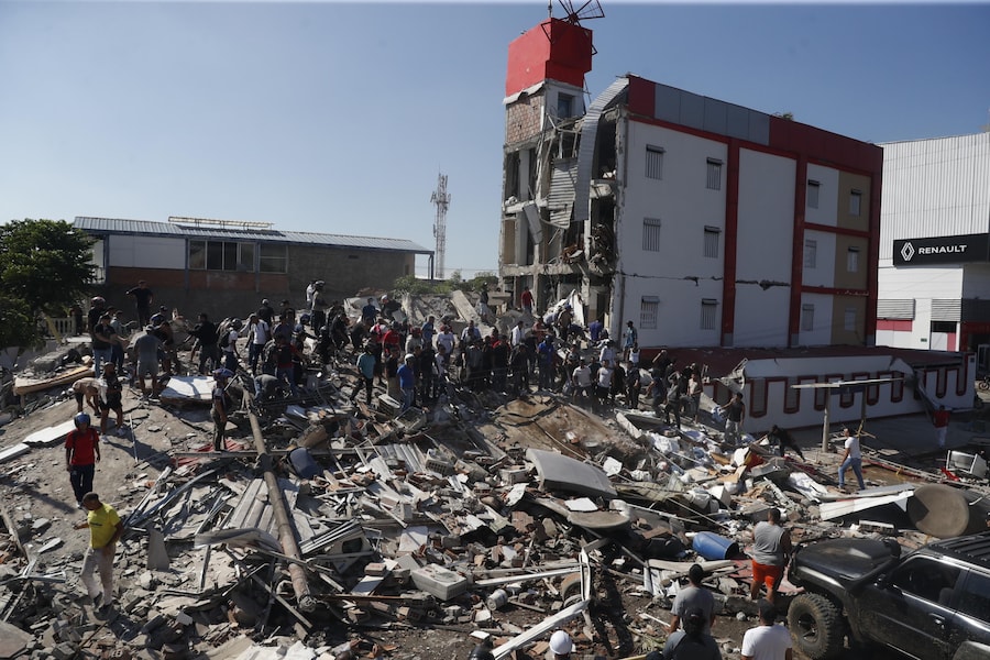 Alcune persone camminano tra le macerie di un edificio crollato in seguito a un terremoto a Cali, in Colombia, il 10 agosto 2026. Almeno 20 edifici hanno subito gravi danni a seguito del terremoto di magnitudo 7,4 che ha scosso gran parte del Paese, con epicentro nella regione del Pacifico. (EPA)