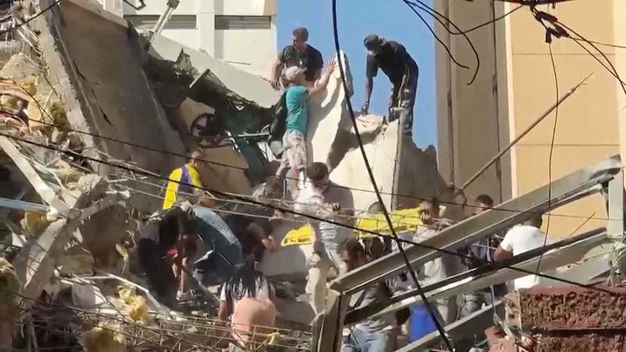 Soccorritori e residenti si trovano in cima a un edificio crollato dopo un terremoto a Cali, in Colombia, il 10 agosto 2026. (REUTERS)