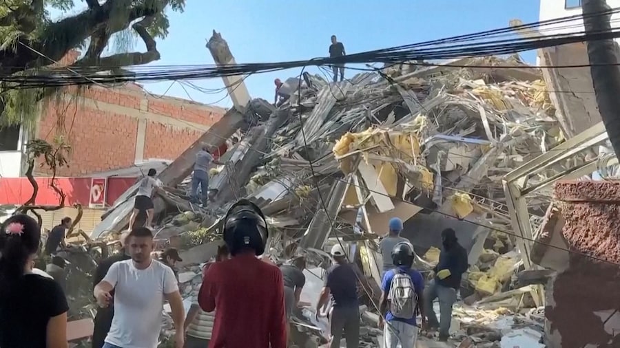 In questa immagine tratta da un video, soccorritori e residenti si trovano nei pressi di un edificio crollato a Cali, in Colombia, il 10 agosto 2026. (REUTERS)