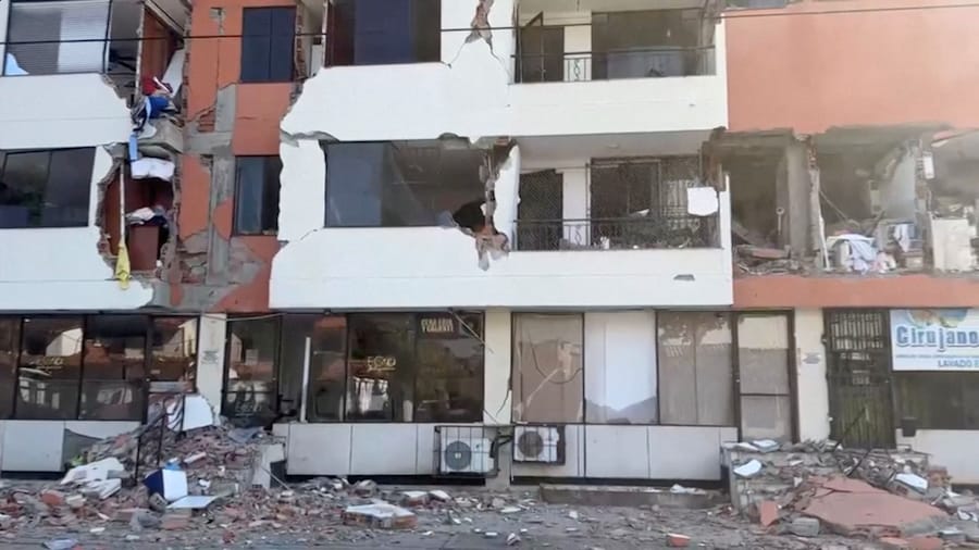 In questa immagine tratta da un video, si vedono le macerie sparse intorno a un edificio danneggiato dopo il terremoto a Cali, in Colombia, il 10 agosto 2026. (REUTERS)