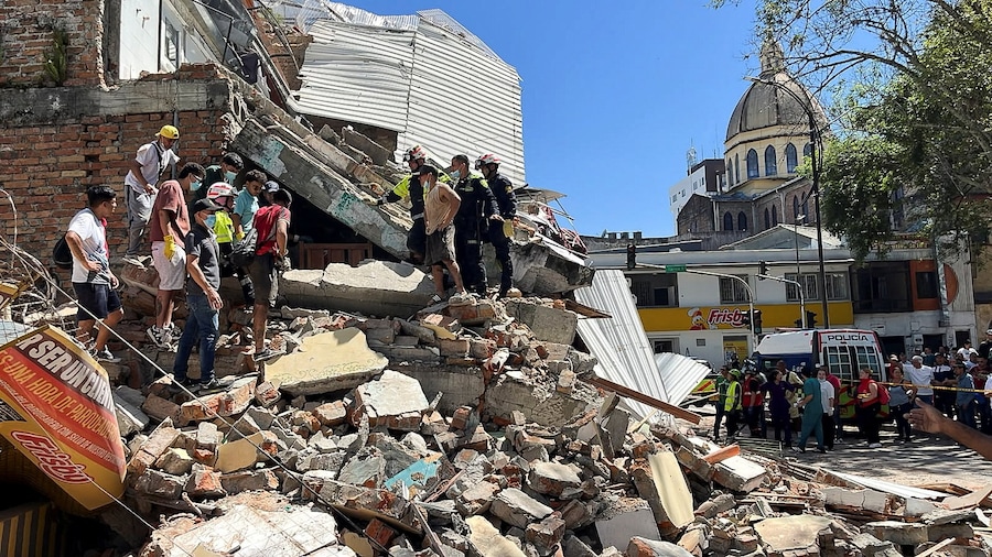 A Pereira, in Colombia, il 10 agosto 2026, residenti e personale di soccorso setacciano le macerie di un edificio parzialmente crollato a seguito di un terremoto. (REUTERS)