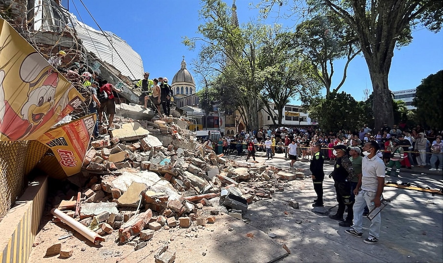 A Pereira, in Colombia, il 10 agosto 2026, residenti e personale di soccorso setacciano le macerie di un edificio parzialmente crollato a seguito di un terremoto. (REUTERS)