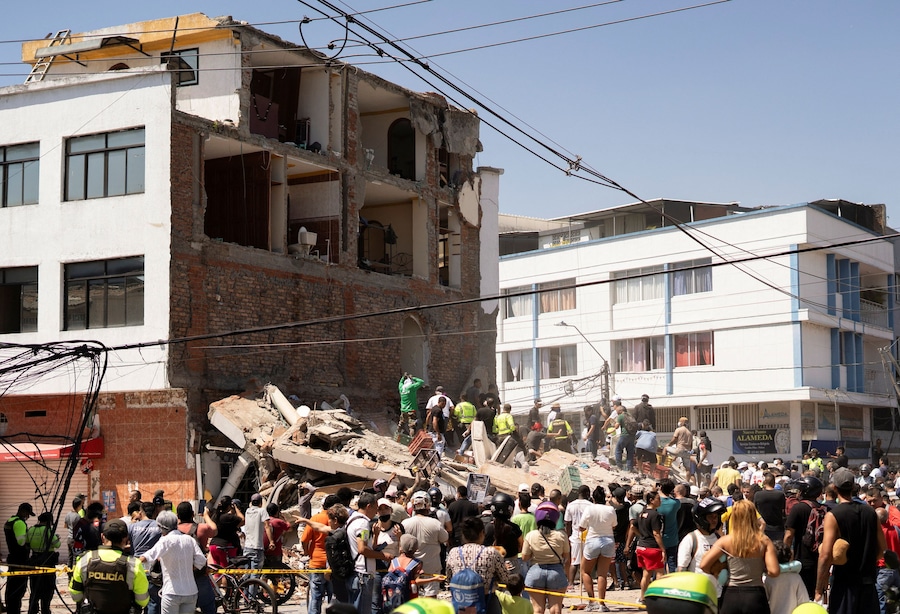 Residenti e personale di soccorso setacciano le macerie di un edificio crollato a seguito di un terremoto, a Cali, in Colombia, il 10 agosto 2026. (REUTERS)