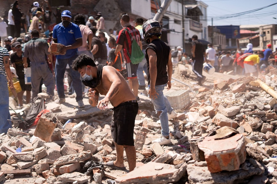 Le macerie di un edificio crollato a seguito di un terremoto, a Cali, in Colombia, il 10 agosto 2026. (REUTERS)