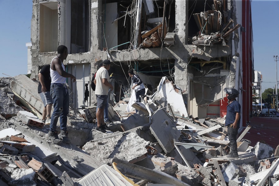 Le macerie di un edificio crollato in seguito a un terremoto a Cali, in Colombia, il 10 agosto 2026. Almeno 20 edifici hanno subito gravi danni a seguito del terremoto di magnitudo 7,4 che ha scosso gran parte del Paese, con epicentro nella regione del Pacifico. (EPA)
