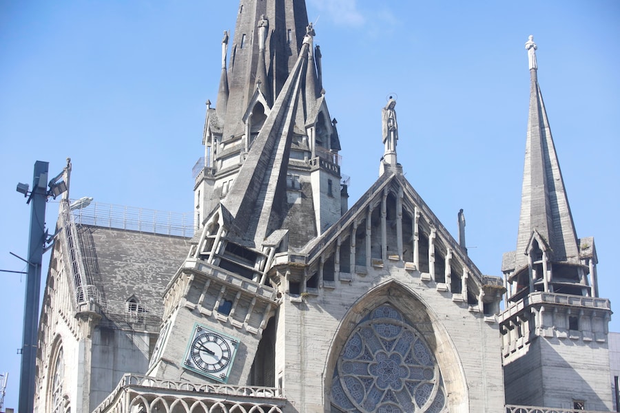 Una torre danneggiata della Basilica Cattedrale Metropolitana di Nuestra Señora del Rosario dopo un forte terremoto a Manizales, in Colombia, il 10 agosto 2026. (EPA)