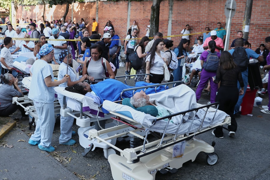 I pazienti vengono evacuati fuori da un ospedale dopo il terremoto che ha colpito Cali, in Colombia, lunedì 10 agosto 2026. (APN)