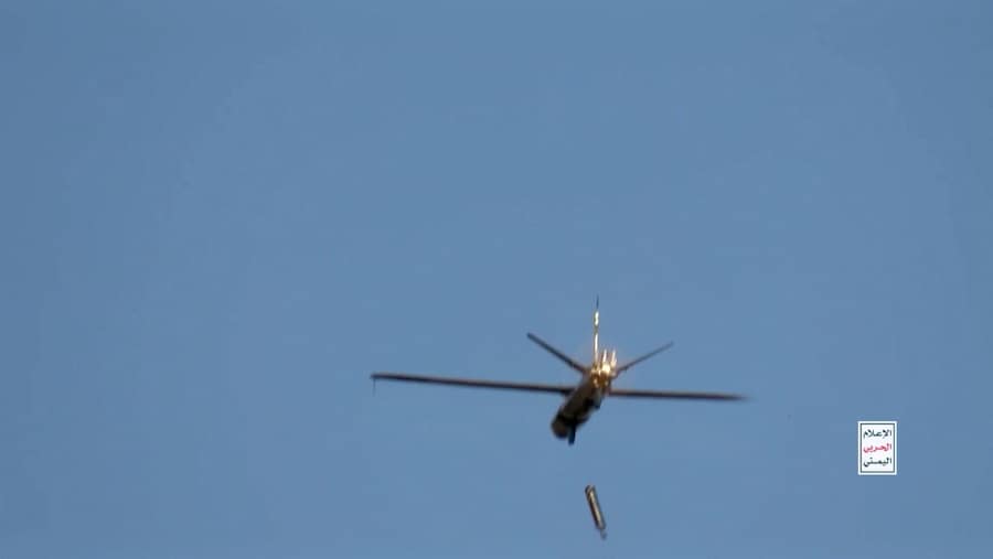 Un drone si libera di un razzo ausiliario esaurito dopo il lancio, in quello che gli Houthi yemeniti, allineati con l’Iran, definiscono un attacco alla città portuale di Mocha, sul Mar Rosso, in una località sconosciuta (via REUTERS)