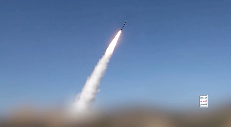 Un missile viene lanciato in quello che gli Houthi yemeniti, allineati con l’Iran, definiscono un attacco alla città portuale di Mocha, sul Mar Rosso, in una località sconosciuta, (via REUTERS)
