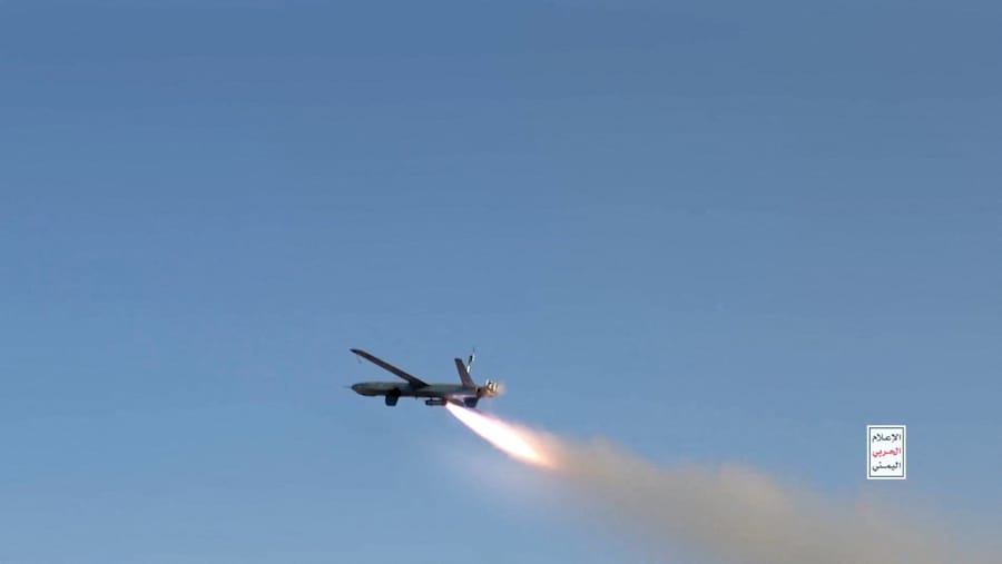In questa immagine tratta da un video si vede il lancio di un drone in quello che gli Houthi yemeniti, alleati dell’Iran, definiscono un attacco alla città portuale di Mocha, sul Mar Rosso, in una località non specificata. (via REUTERS)