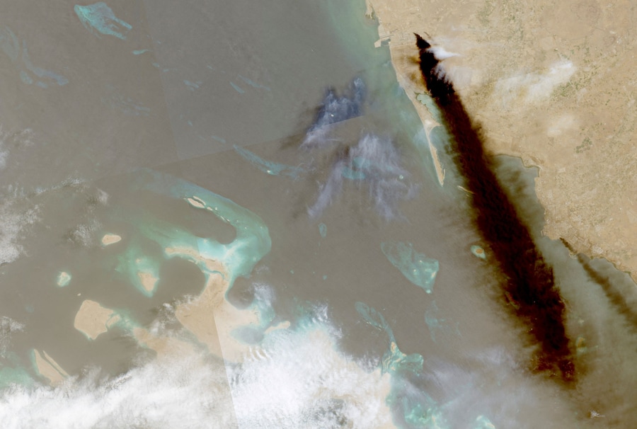 Un'immagine satellitare mostra una scia di fumo che si alza da un impianto petrolifero a Jizan, nella provincia di Jazan, in Arabia Saudita (via REUTERS)