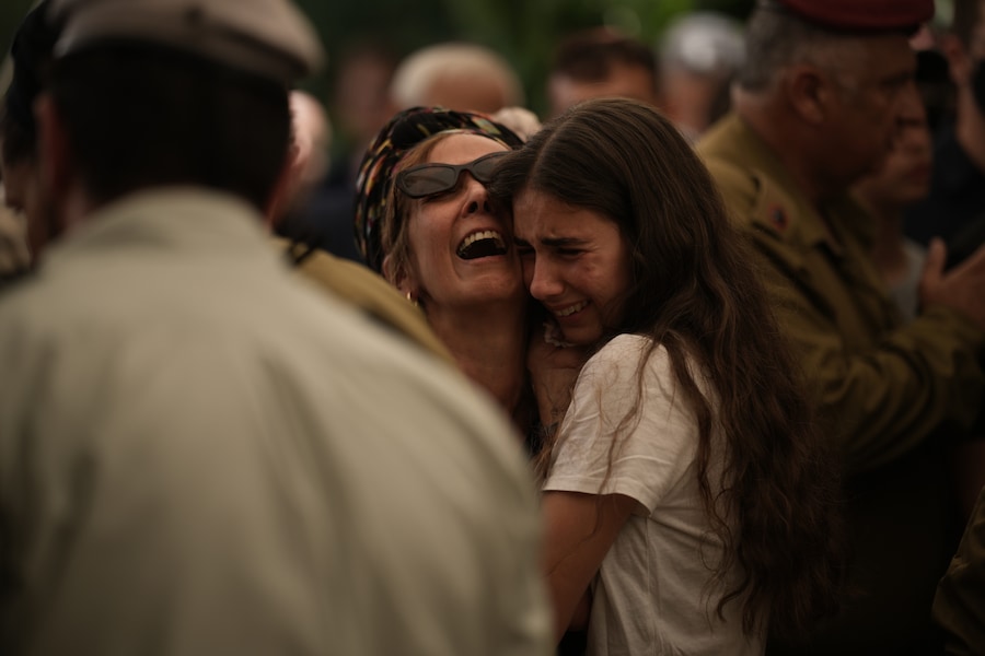 I familiari piangono la scomparsa del maggiore Harel Birenstock, riservista rimasto ucciso in un’esplosione nel Libano meridionale, durante il funerale al Cimitero militare del Monte Herzl a Gerusalemme (APN)