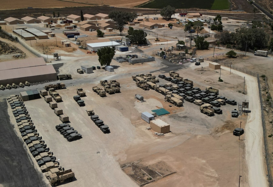 Una ripresa dal drone di veicoli militari presso l’LSA Endurance, una struttura di supporto logistico e di smistamento progettata per sostenere la Forza Internazionale di Stabilizzazione (ISF) sotto la direzione del Consiglio di Pace (BoP), nei pressi del confine tra Israele e Gaza nell’area di Kerem Shalom, nel sud di Israele (REUTERS)