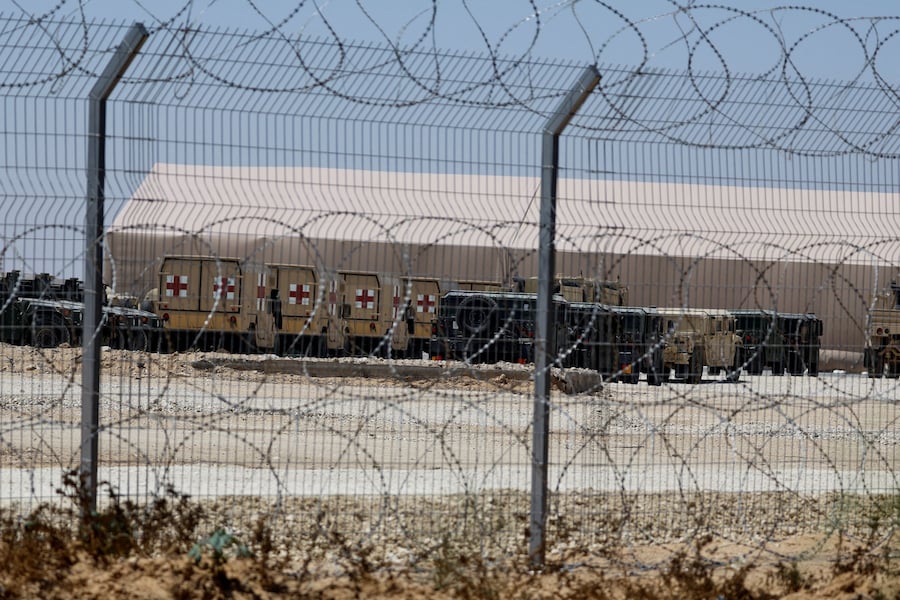 Veicoli militari statunitensi sono visibili presso l’LSA Endurance, una struttura di supporto logistico e di smistamento progettata per sostenere la Forza Internazionale di Stabilizzazione (ISF) sotto la direzione del Consiglio di Pace (BoP), vicino al confine tra Israele e Gaza nell’area di Kerem Shalom, nel sud di Israele (REUTERS)