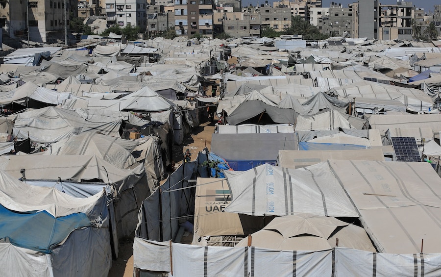 Un accampamento che ospita i palestinesi sfollati nella città di Gaza (REUTERS)