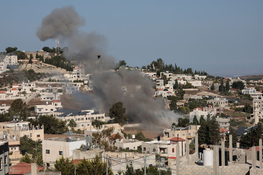 Il fumo si alza mentre le forze israeliane fanno saltare in aria la casa del palestinese Farouk Ramadan, coinvolto in una sparatoria durante un attacco dei coloni al villaggio di Tali, a Tal, vicino a Nablus, nella Cisgiordania occupata da Israele (REUTERS)