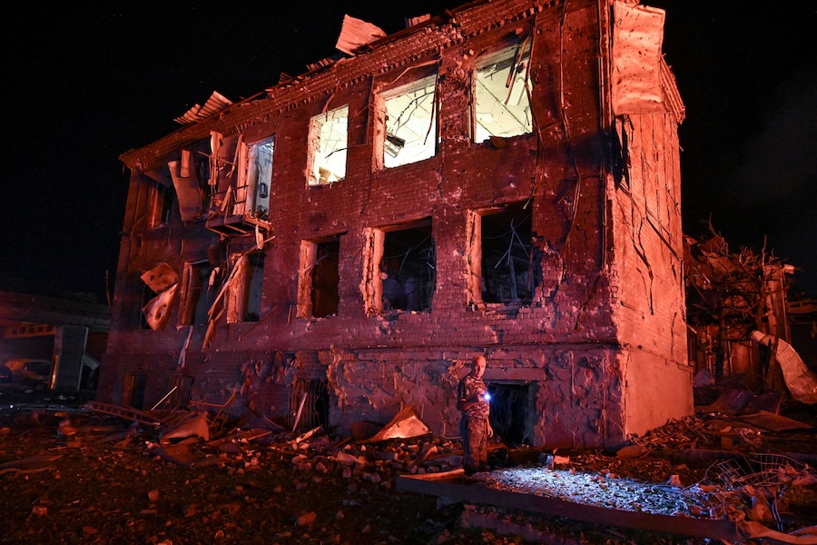 Un residente si trova accanto a un edificio danneggiato da un attacco missilistico russo avvenuto durante la notte a Zaporizhzhia, Ucraina (REUTERS)