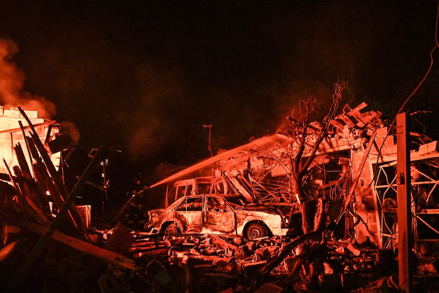 Un vigile del fuoco è al lavoro sul luogo in cui si trovano i garage di alcuni residenti, colpiti durante la notte da un attacco missilistico russo a Zaporizhzhia, Ucraina (REUTERS)