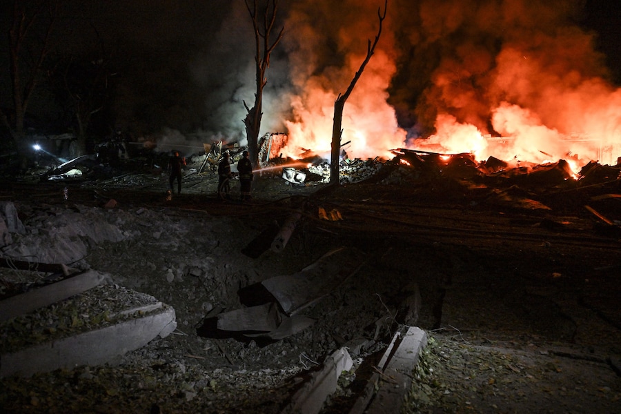 I vigili del fuoco sono al lavoro sul luogo in cui si trovano i garage di alcuni residenti, colpiti durante la notte da un attacco missilistico russo a Zaporizhzhia, Ucraina (REUTERS)