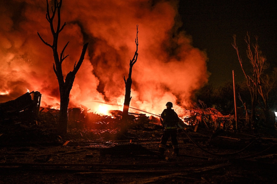 Un vigile del fuoco è al lavoro sul luogo in cui si trovano i garage di alcuni residenti, colpiti durante la notte da un attacco missilistico russo a Zaporizhzhia, Ucraina (REUTERS)