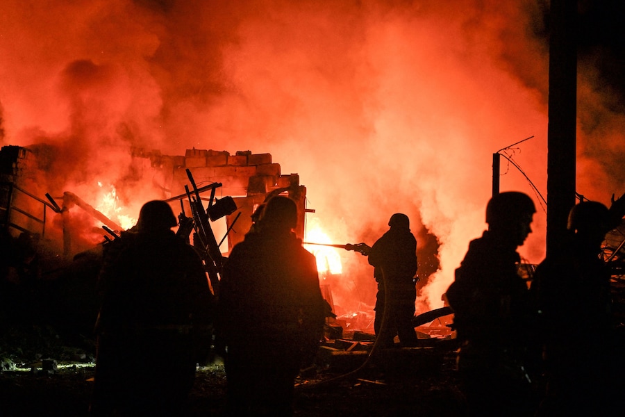 I vigili del fuoco sono al lavoro sul luogo in cui si trovano i garage di alcuni residenti, colpiti durante la notte da un attacco missilistico russo a Zaporizhzhia, Ucraina (REUTERS)