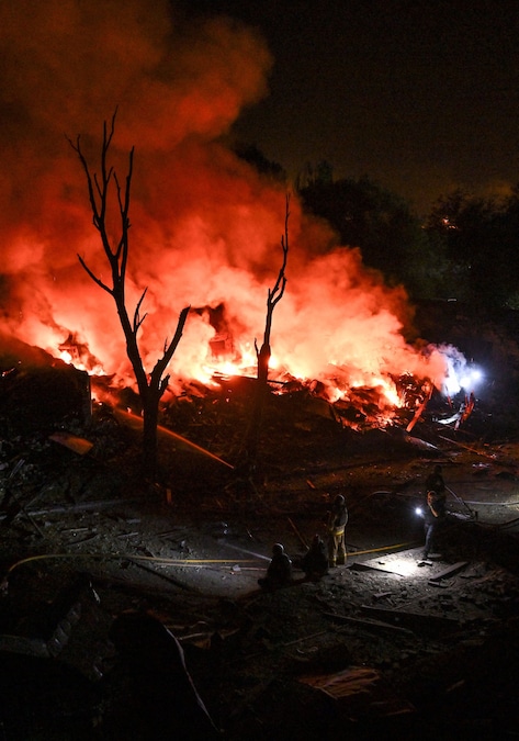 I vigili del fuoco sono al lavoro sul luogo in cui si trovano i garage di alcuni residenti, colpiti durante la notte da un attacco missilistico russo a Zaporizhzhia, Ucraina (REUTERS)
