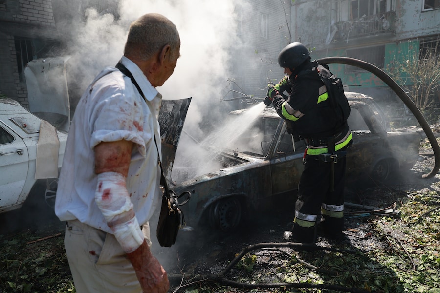 I soccorritori cercano di spegnere l'incendio divampato in un edificio residenziale e in alcune auto a seguito di un attacco aereo russo con bombe guidate a Zaporizhzhia, in Ucraina (APS)