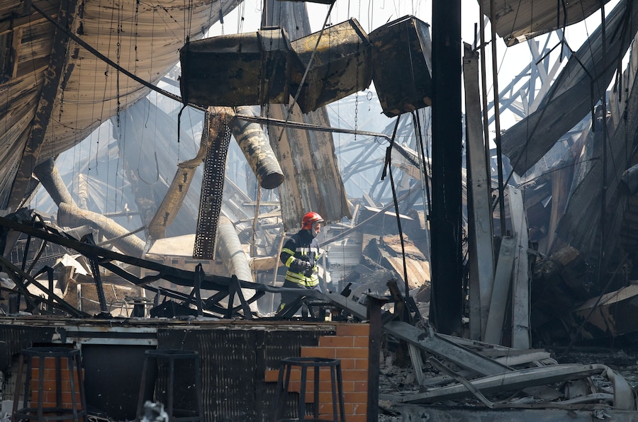 Un vigile del fuoco è al lavoro in un ipermercato completamente distrutto da un incendio a seguito di un attacco avvenuto durante la notte, definito dalle autorità insediate dalla Russia come un attacco con droni ucraini, nel corso del conflitto tra Russia e Ucraina a Makiivka (Makeyevka), nella regione di Donetsk, un’area dell’Ucraina controllata dalla Russia (REUTERS)