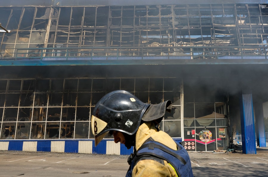 Un pompiere cammina davanti a un ipermercato completamente distrutto da un incendio a seguito di un attacco avvenuto durante la notte, definito dalle autorità insediate dalla Russia come un attacco con droni ucraini, nel corso del conflitto tra Russia e Ucraina a Makiivka (Makeyevka), nella regione di Donetsk, un’area dell’Ucraina controllata dalla Russia (REUTERS)