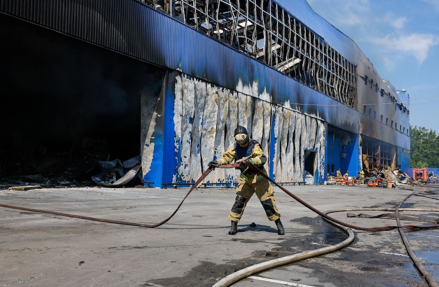 Un vigile del fuoco è al lavoro all’esterno di un ipermercato completamente distrutto da un incendio a seguito di un attacco avvenuto durante la notte, definito dalle autorità insediate dalla Russia come un attacco con droni ucraini, nel corso del conflitto tra Russia e Ucraina a Makiivka (Makeyevka), nella regione di Donetsk, un’area dell’Ucraina controllata dalla Russia (REUTERS)