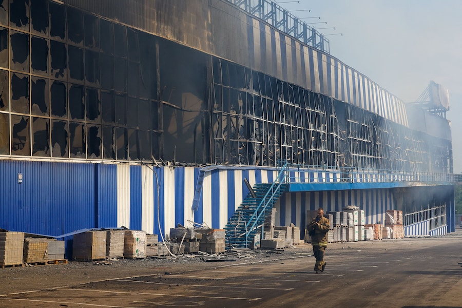 Un pompiere cammina davanti a un ipermercato completamente distrutto da un incendio a seguito di un attacco avvenuto durante la notte, definito dalle autorità insediate dalla Russia come un attacco con droni ucraini, nel corso del conflitto tra Russia e Ucraina a Makiivka (Makeyevka) nella regione di Donetsk, un’area dell’Ucraina controllata dalla Russia (REUTERS)