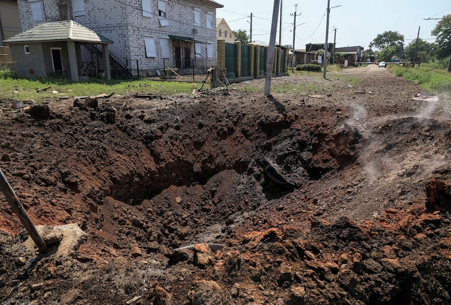Un cratere nel luogo colpito da un missile russo a Odessa, Ucraina (REUTERS)