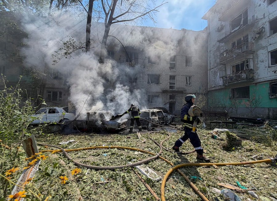 I soccorritori ucraini operano sul luogo di un attacco russo contro una zona residenziale a Zaporizhzhia, in Ucraina (EPA)