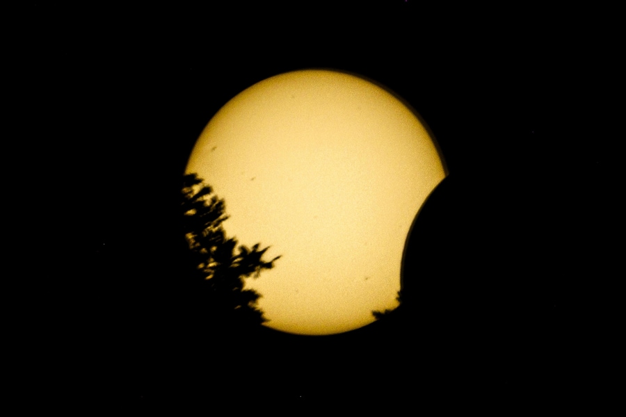 Il Sole durante un’eclissi solare parziale, visto da Asten, nei Paesi Bassi, il 12 agosto 2026. Nei Paesi Bassi, quasi il 90% del Sole scomparirà dietro la Luna. L’eclissi solare totale attraverserà alcune zone dell’Europa e dell’Atlantico settentrionale il 12 agosto; secondo l’Agenzia Spaziale Europea (ESA), la fascia di totalità si estenderà attraverso la Groenlandia, l’Islanda, la Spagna e una piccola porzione del Portogallo nord-orientale, mentre le aree circostanti in tutta Europa assisteranno a un’eclissi solare parziale. (EPA/Rob Engelaar)