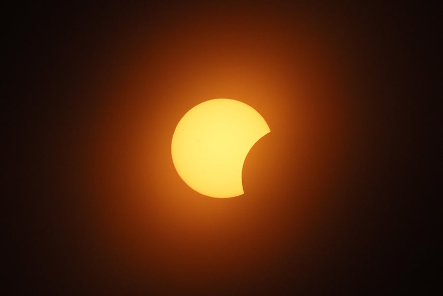 L'eclissi solare parziale a Varsavia, in Polonia, il 12 agosto 2026. (EPA/Pawe)