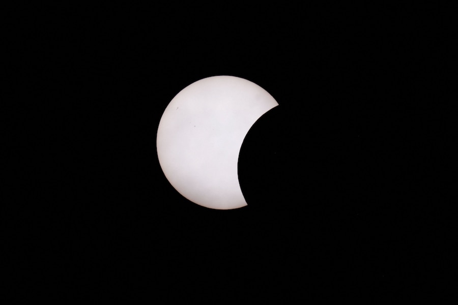 La luna copre parzialmente il sole durante un'eclissi solare, vista da A Coruña, in Spagna, il 12 agosto 2026. (REUTERS/Miguel Vidal)