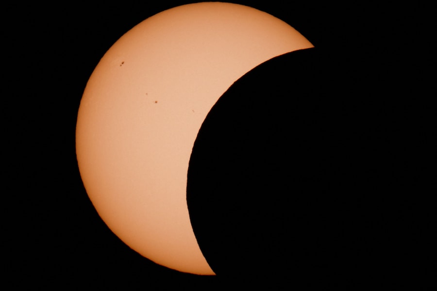 La luna copre parzialmente il sole durante un'eclissi solare, vista da Arija, in Spagna, il 12 agosto 2026. (REUTERS/Borja Suarez)