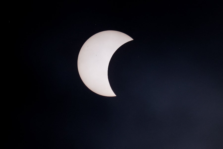 La luna copre parzialmente il sole durante un'eclissi solare, vista da A Coruña, in Spagna, il 12 agosto 2026. (REUTERS/Miguel Vidal)