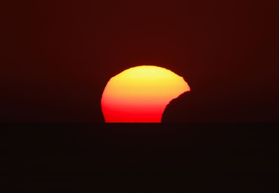 Un'eclissi solare parziale al tramonto a Dingli, Malta, il 12 agosto 2026. (REUTERS/Darrin Zammit Lupi)
