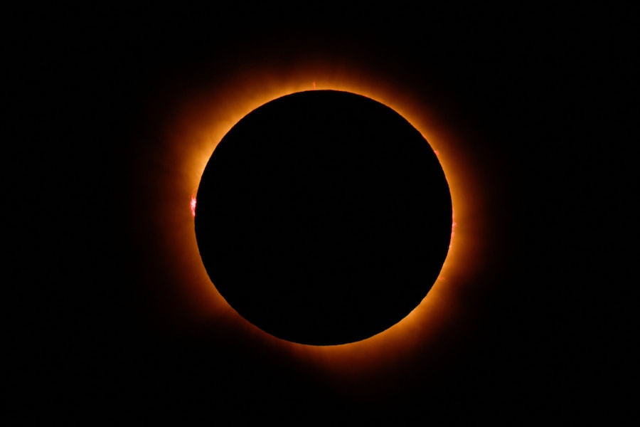 La luna copre completamente il sole durante un'eclissi solare totale, vista da Arija, in Spagna, il 12 agosto 2026. (REUTERS/Borja Suarez)